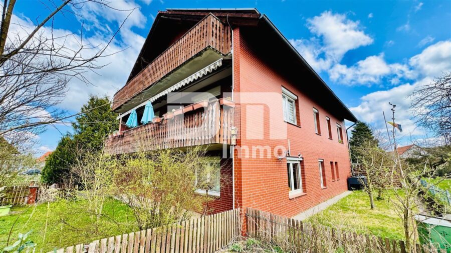 Umfangreich saniertes Zwei- bis Dreifamilienhaus mit Doppelgarage + Carport in idyllischer Lage - Frontansicht